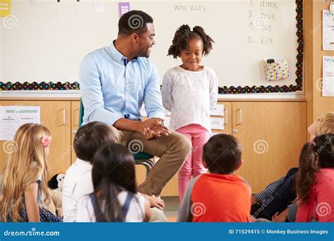 colegiala con profesor|Colegiala con profesor en clase elemental